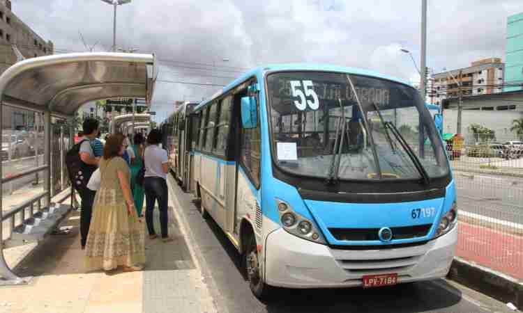 Transporte complementar é alternativa para usuários de linhas de ônibus suspensas em Fortaleza